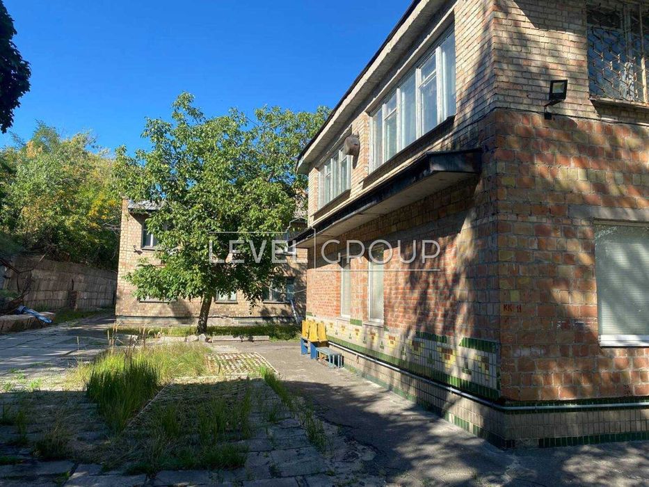 Продаж окремої будівлі на великій земельній ділянці на Старій Дарниці