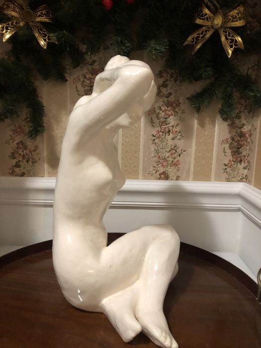 Duza ceramiczna figura- dziewczyna z kokiem