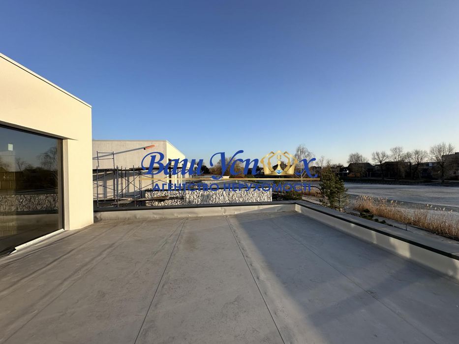 Продажа современного дома в  селе Козин с выходом на реку.