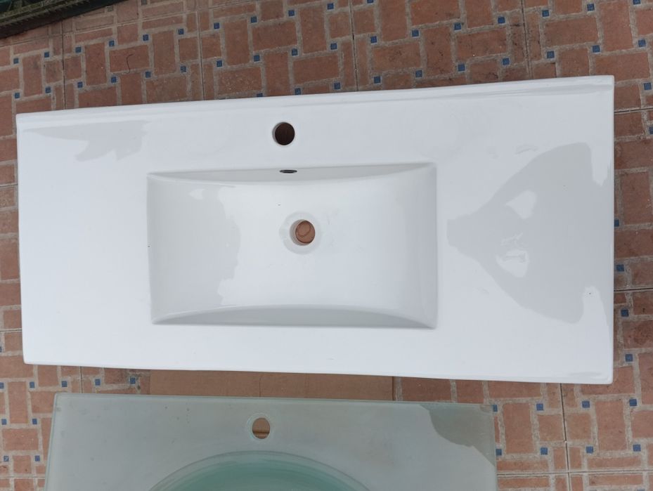 Lavatório com pequeno defeito