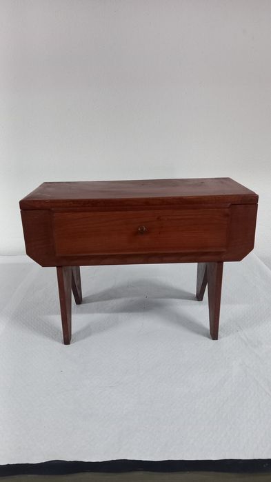 Mesa de Cabeceira / Pequeno Móvel de Apoio Vintage em Madeira Maciça