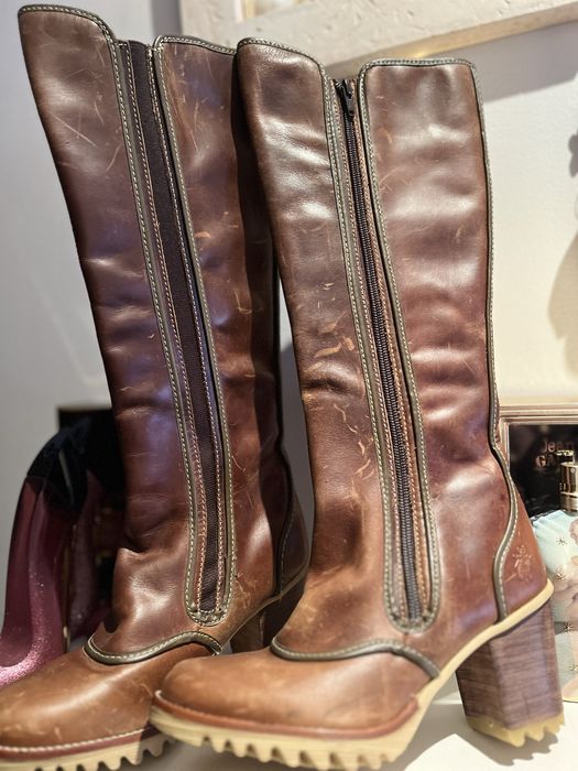 Botas FLY LONDON em camel