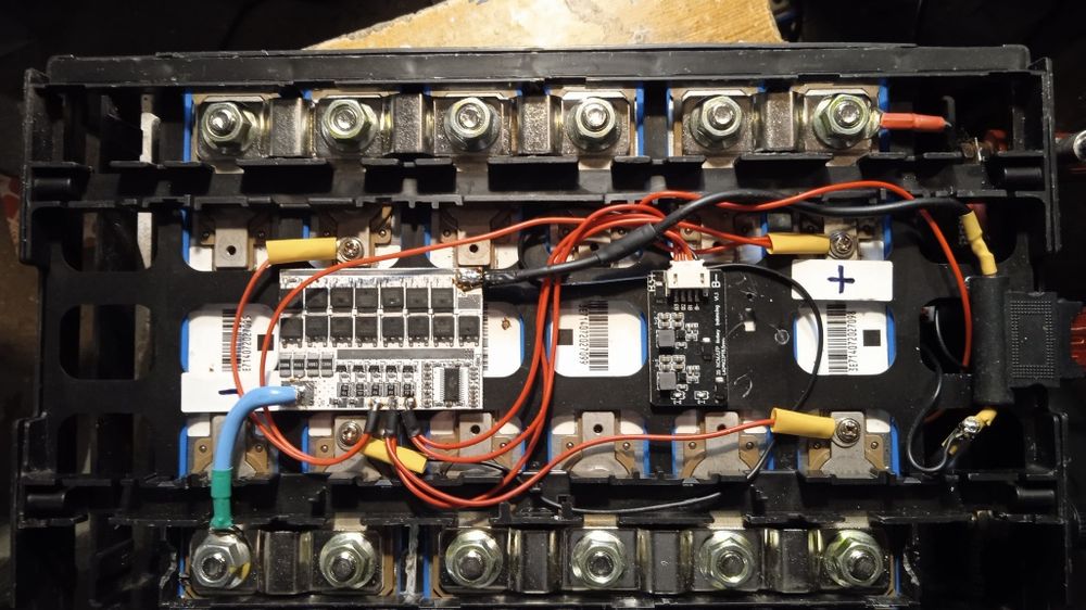 Regulator solarny MPPT i akumulator lion