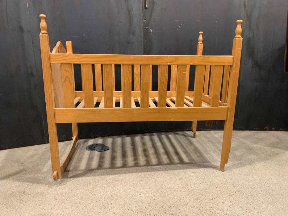 Berço antigo vintage de madeira pinho