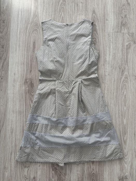 Sukienka bezowa w granatowe kropeczki