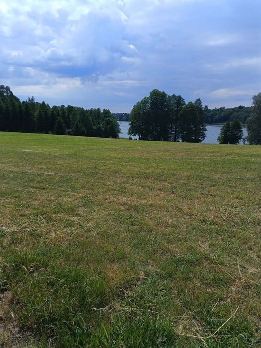 Pole namiotowe, kampingowe, kamperowe nad jeziorem