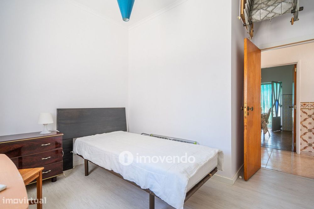 Moradia T4 mais Anexo T1, com jardim, na Caparica