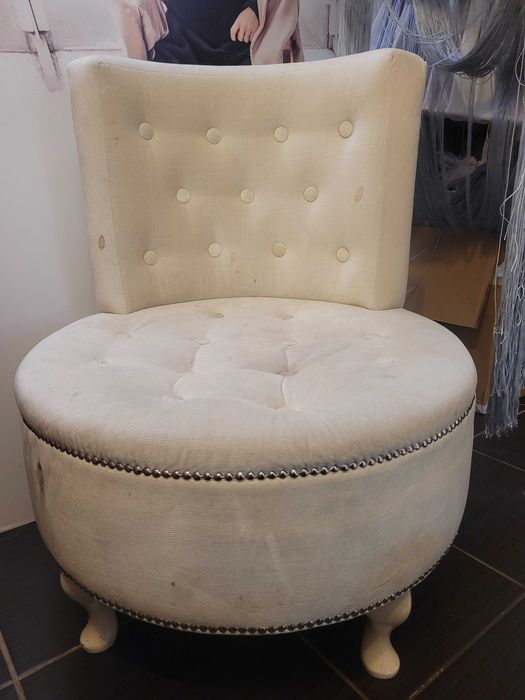 Fotel okrągły ecru – pikowany, ćwieki, styl glamour/Ludwik