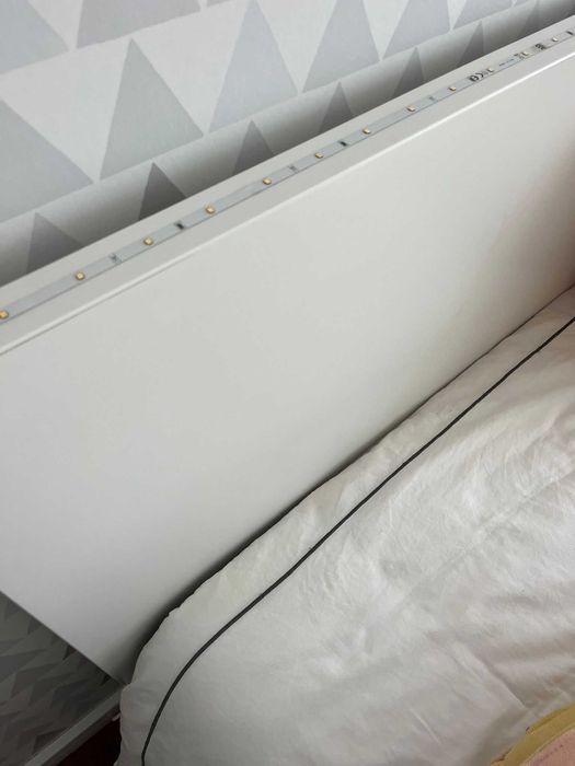 Cama casal e mesa de cabeceira MALM