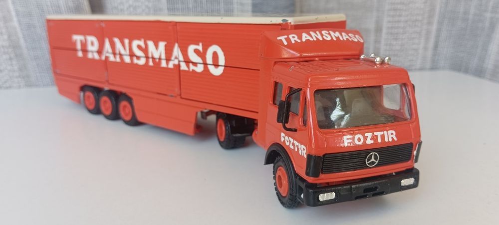 Camião Mercedes escala 1/50