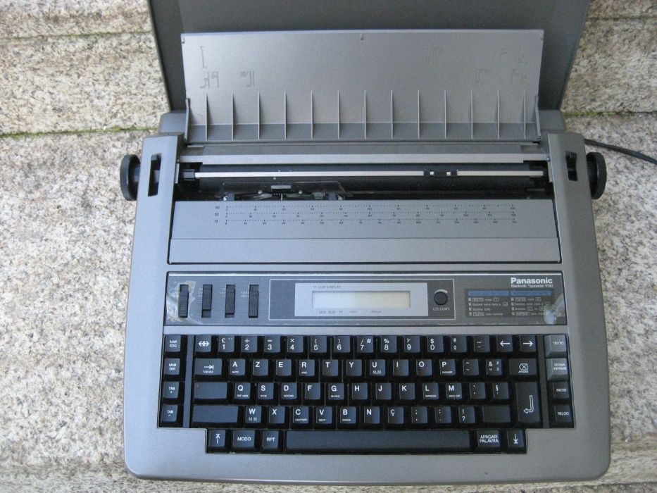 Máquina de escrever antiga elétrica