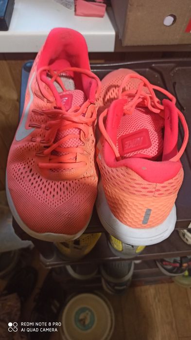 Кроссовки женские.