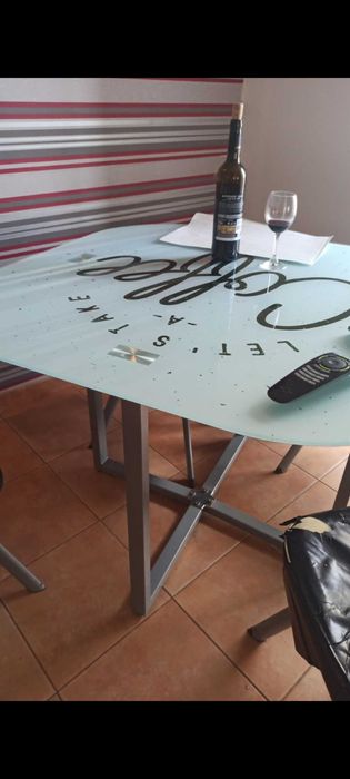 Mesa com 4 cadeiras