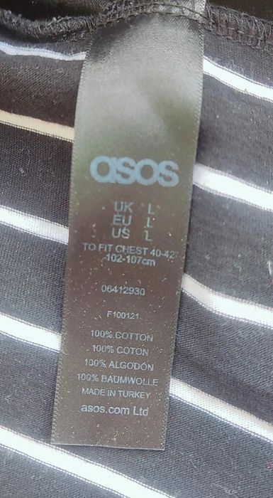 Стильна футболка в смужку з яскравим акцентом