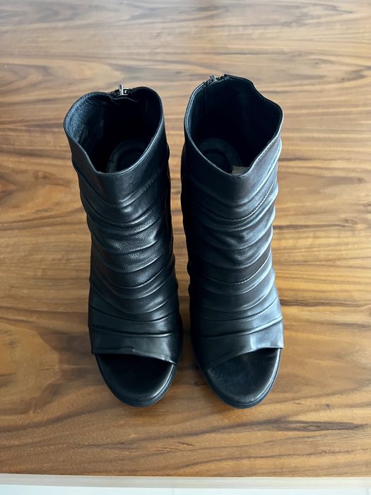 Botki z odkrytymi palcami Vic Matie