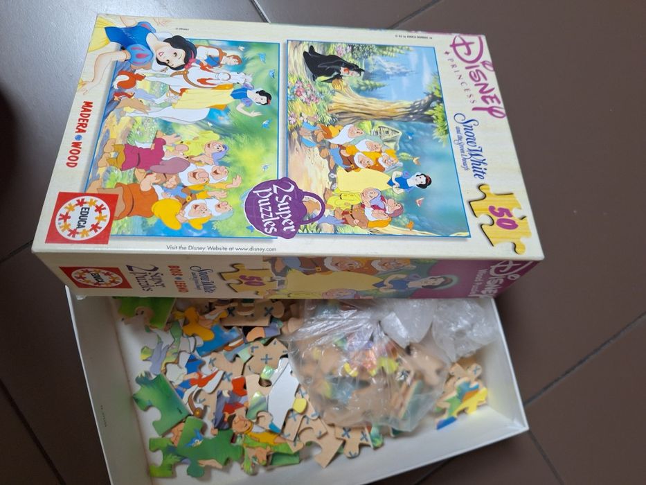Dois puzzles disney branca de neve