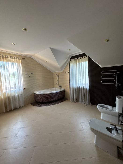 Будинок в сучасному стилі. Дніпршосе. Район новобудов в лісовій смузі