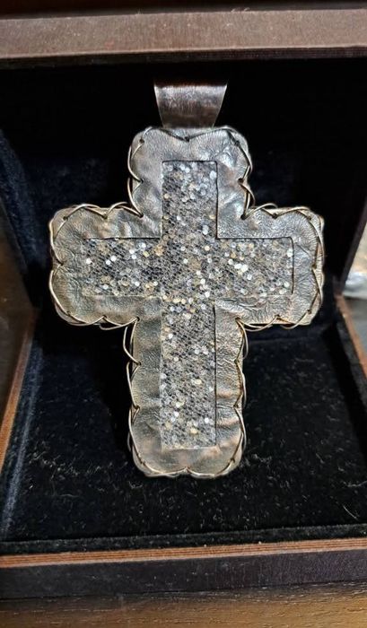 Cruz vintage Rara em prata contrastada.