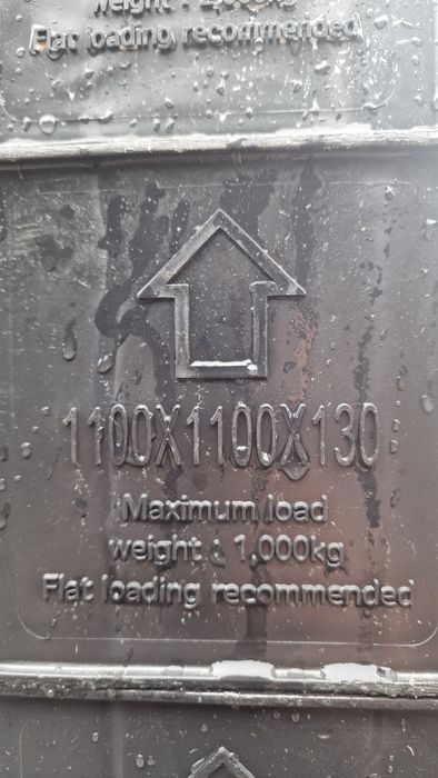 Plastikowe palety 1100x1100mm wys 130mm