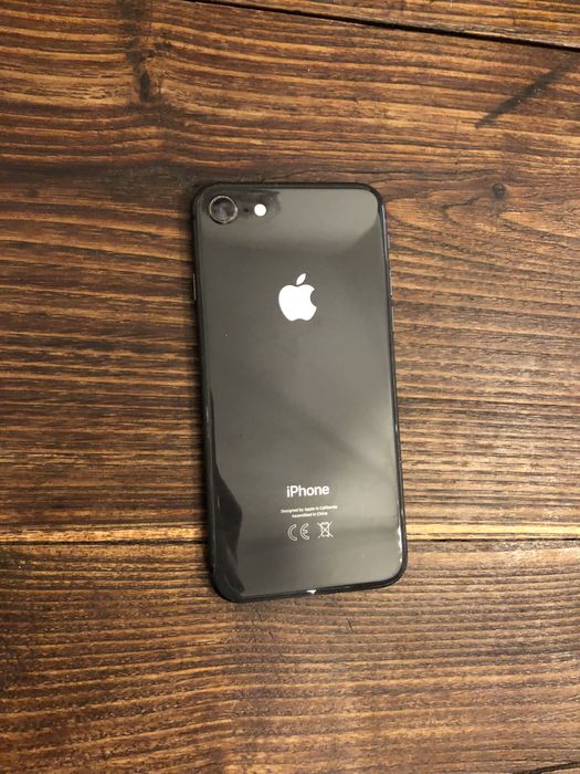 iPhone 8 64 GB with 6 Cases64354194067713121