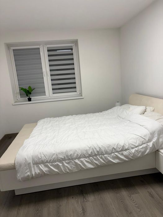 Łózko sypialniane z szafkami