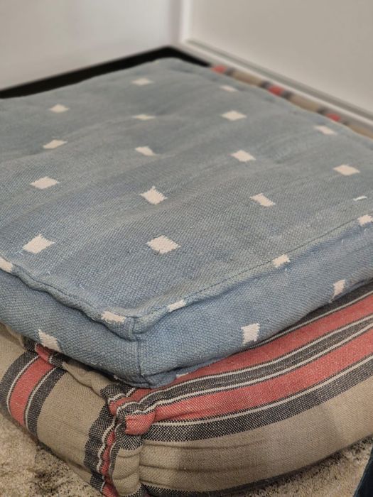 Dois puffs em ótimo estado, confortáveis e com tecidos resistentes.