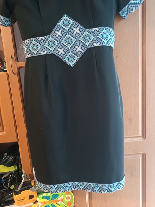 Плаття вишите нитками.