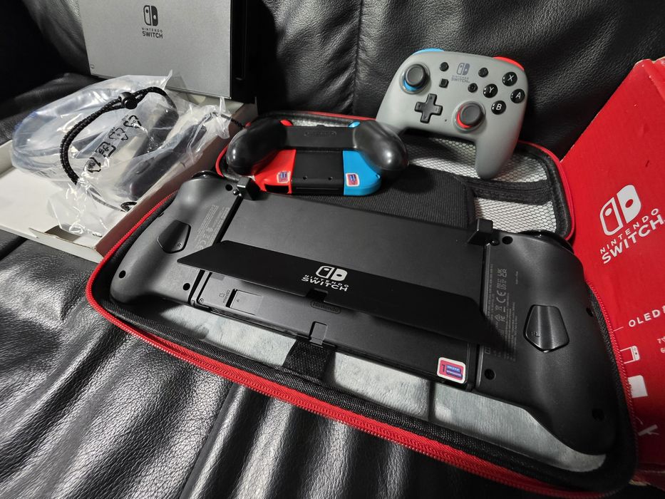 Nintendo switch OLED  64 gb hori switch split pad pro pikachu Mario golf super rush pro controller