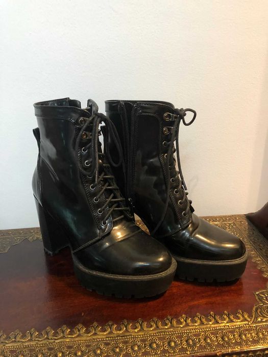 Botas pretas envernizadas salto alto