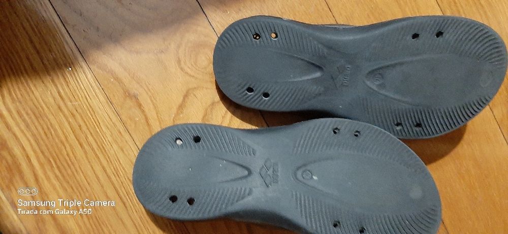 Chinelos pretos  marca arena