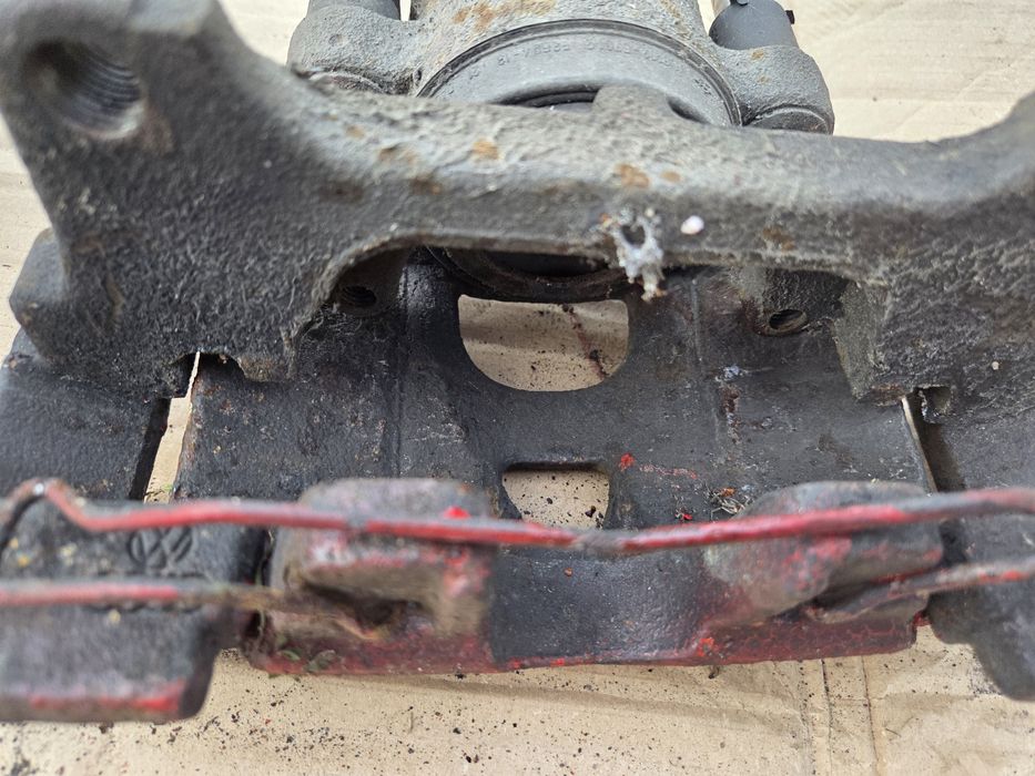 Zacisk jarzmo przod audi a4 b8