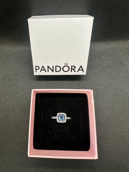 Srebrny pierścionek Pandora kwadratowy z niebieskim kamieniem i cyrkoniami