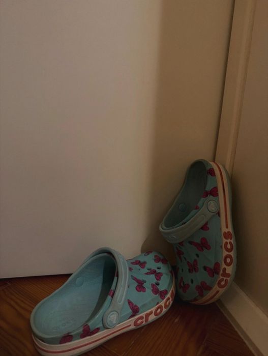 Crocs crianca azul com flores roxas