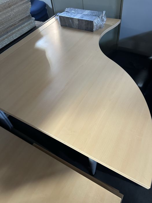 Secretárias em metal com tampo em madeira