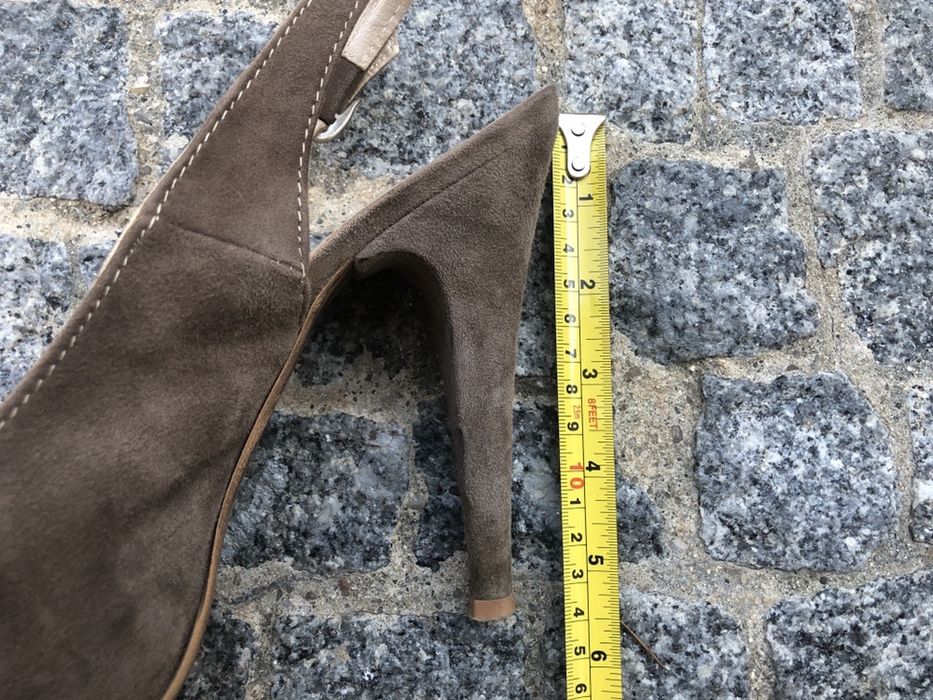 Sapatos salto alto em camurça