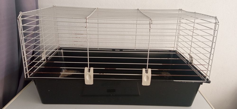 Gaiolas para doação (uma, preta; a outra, cinza)