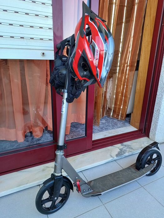 Trotinete Urbana Oxelo Town 5 + Kit Completo de Proteções (Capacete, Guardas e Munhequeiras)