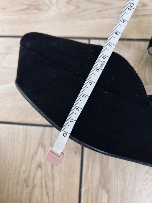 Czarne buty na koturnie