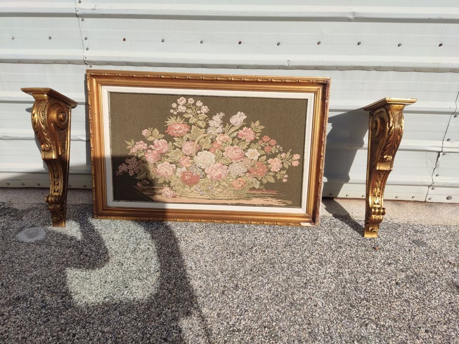 Quadro de tapeçaria com moldura toda em talha dourada
