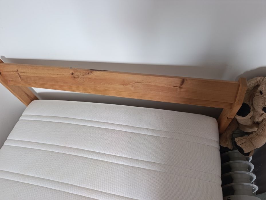 Cama de madeira solteiro ikea + colchão