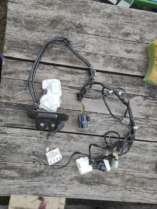 Замок ляди кришки багажніка Ford Escape 3 2013