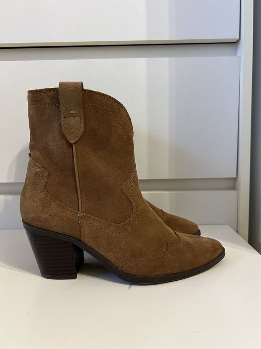 Brązowe skórzane kowbojki Stradivarius zamszowe botki