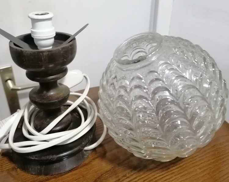 Candeeiro de mesa com base em madeira, antigo