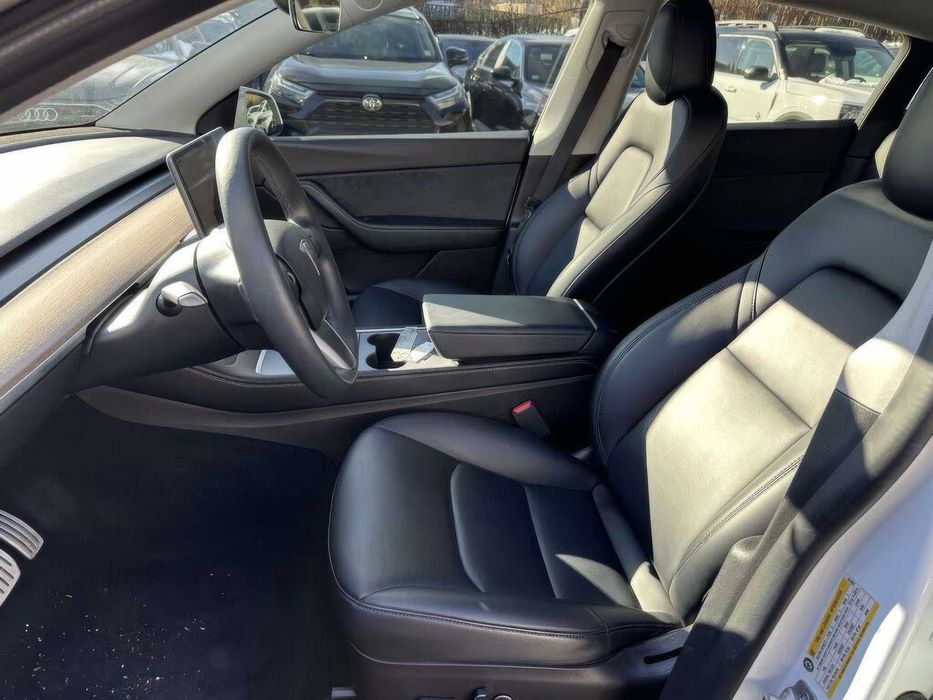 Tesla Model Y      2023