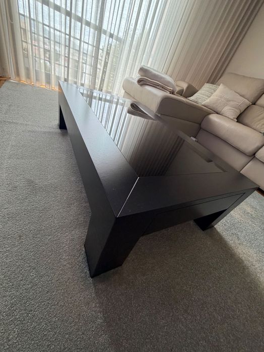 Mesa de centro preta com vidro