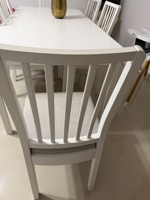 Mesa branca extensivel com 6 cadeiras