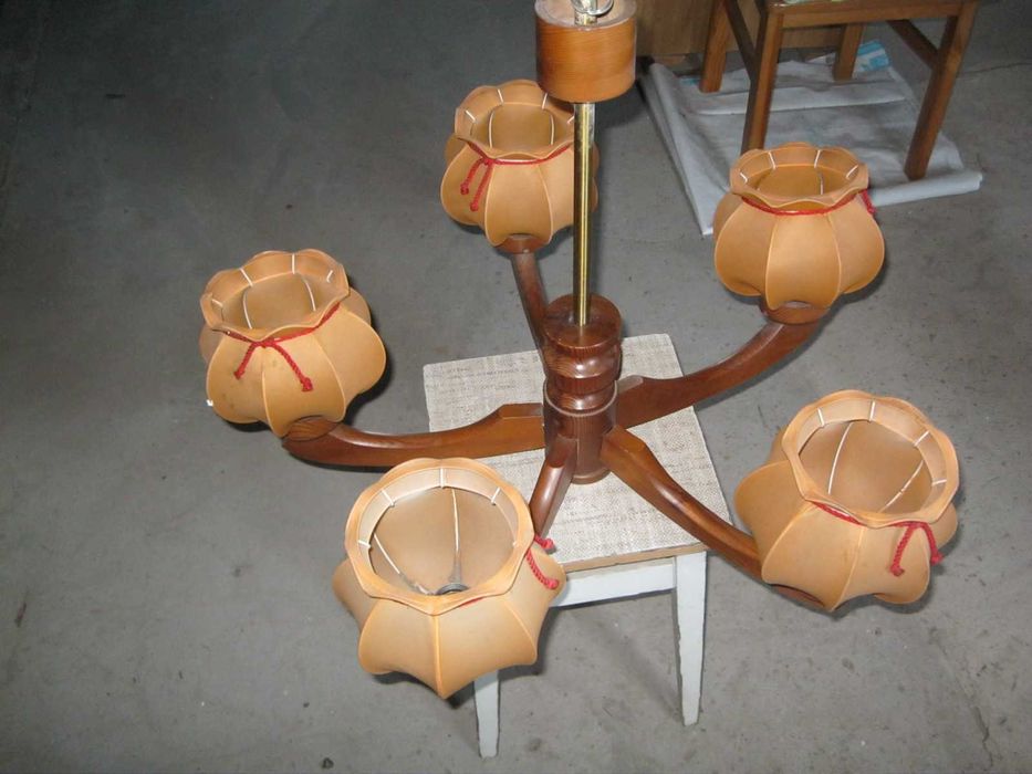 Ładna drewniana lampa do salonu 5 ramienna