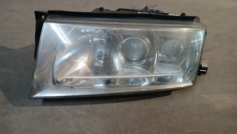 Vendo farol LHD esquerdo de Skoda Octavia ano 2000/04