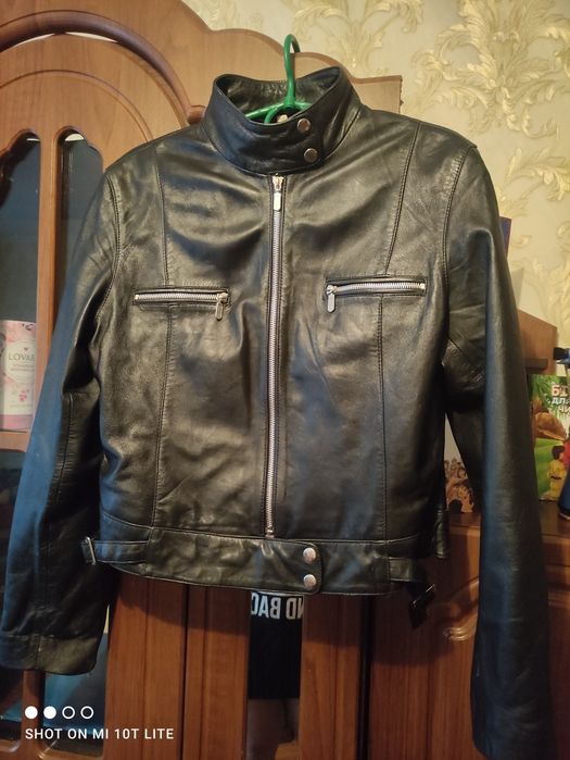 Кожанка б/у черна