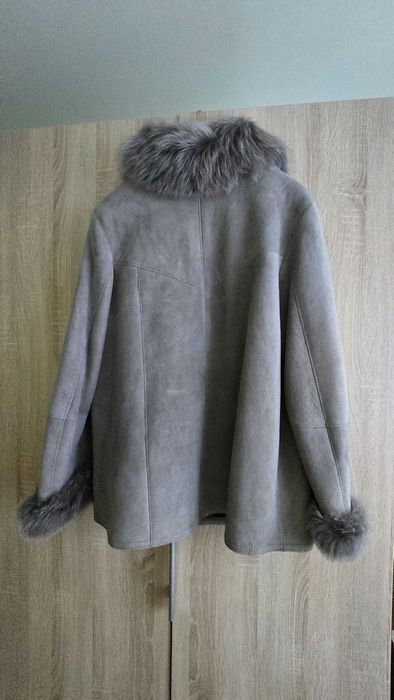 Stylowy kożuszek szary sr dlugosc obszyty futerkiem